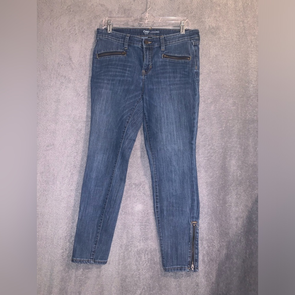 Gap Jeans size 8 / 29R Legging style with zipper pockets and zipper at ankles